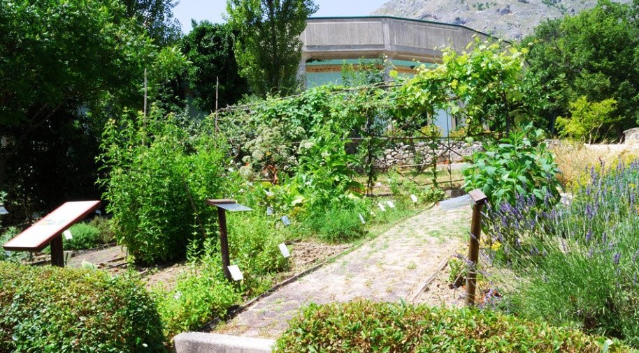 Giardino diffuso della Majella, San Valentino in Abruzzo Citeriore, Province of Pescara, Italy, Italy